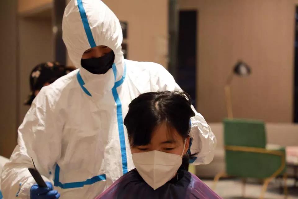 100多位赴武漢醫(yī)療隊女隊員“削”掉秀發(fā) ——武漢市委秘書長說，疫情過去一定為你們請功！