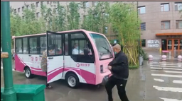 暖心！醫(yī)院下雨天安排擺渡車
