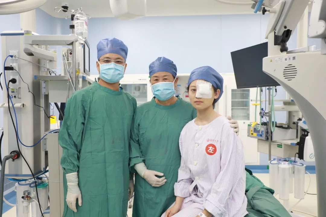 暑期摘鏡潮！18歲女孩開(kāi)啟“無(wú)鏡”人生