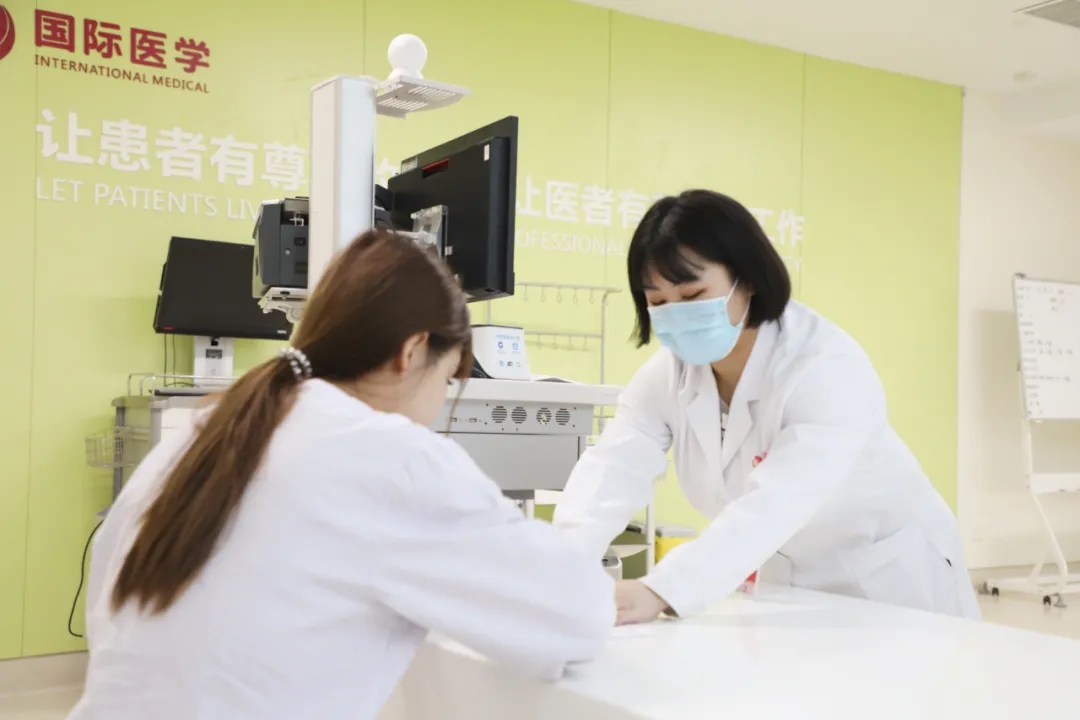 出院手續(xù)床前辦理，「移動(dòng)結(jié)算車」便民又惠民！