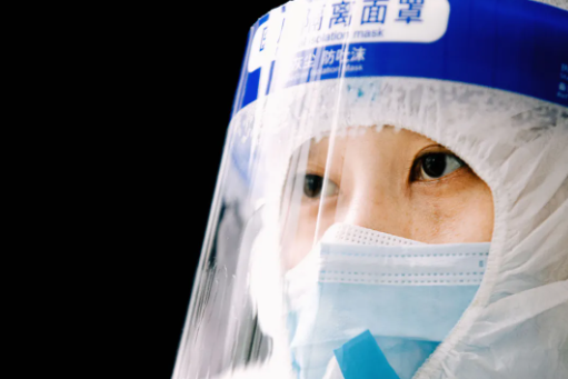 你穿防護服的樣子，真好看！