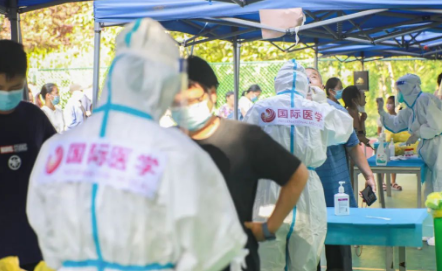 泡白的雙手，濕透的衣服，高溫天氣下的這些“大白”讓人心疼