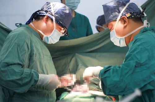 復(fù)診首日，市民排隊(duì)掃碼，有序就診……