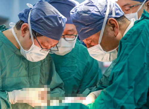 挑戰(zhàn)胸外領(lǐng)域“珠峰”！他為71歲老人摘除胸內(nèi)巨大罕見(jiàn)腫瘤