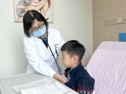 支原體肺炎來了！住院扎堆，學習桌搬到病房，孩子邊寫作業(yè)邊打點滴