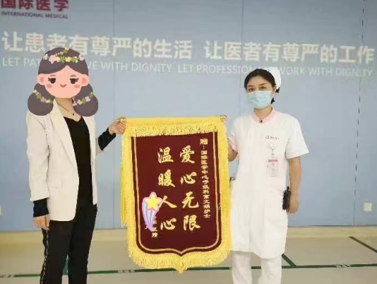點(diǎn)贊正能量！95后護(hù)士救下走失老人 暖心一扶顯大愛
