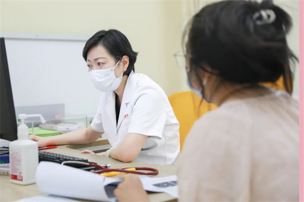生長發(fā)育、視力矯治、泌尿外科……暑假未到，兒科門診已排起長隊