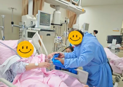 重癥病房里的“爺孫情”：沒(méi)有血緣，卻有生命之交